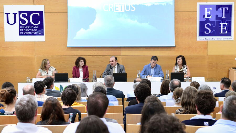 A celebración dos 10 anos de CRETUS presidiuna o reitor na ETSE. Foto: Santi Alvite