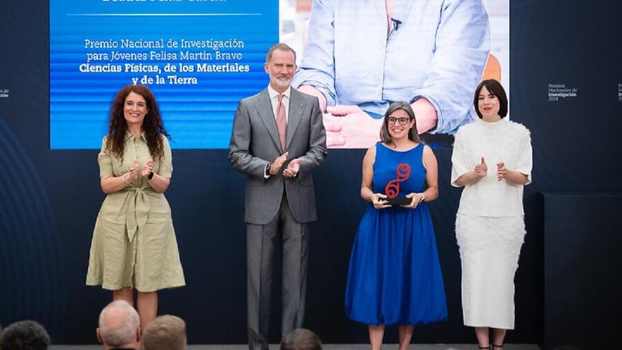 Beatriz Pelaz recolleu o premio de mans do rei, ante a presenza da ministra de Ciencia, Innovación e Universidades e a secretaria de Estado de Ciencia, Innovación e Universidades