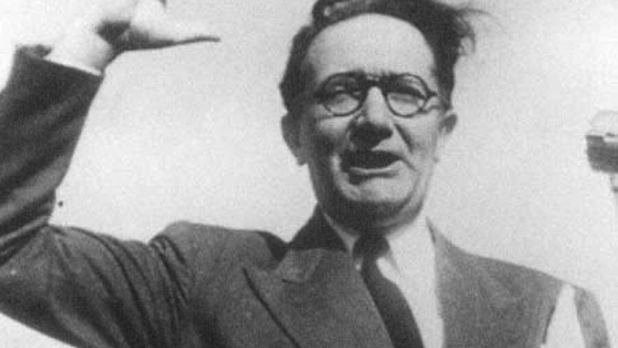 Castelao falando en Montevideo nun acto de Galeuzca en 1945. Foto: Picryl