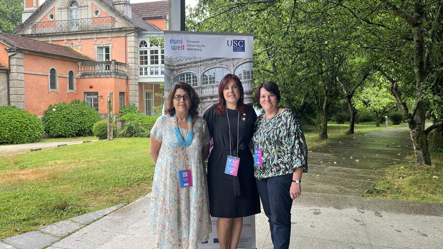 Azucena Mora, no centro da imaxe, é catedrática da USC e imparte docencia no Campus de Lugo