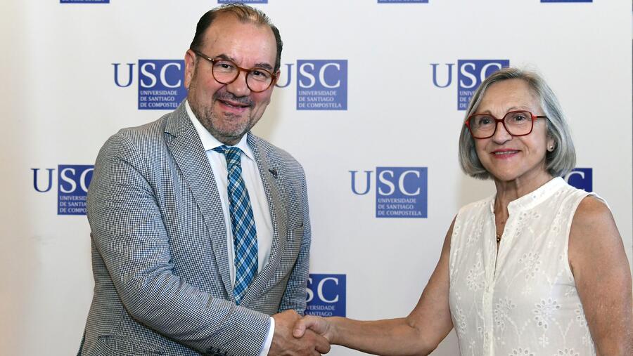 O reitor e a presidenta de AGADEA asinaron o convenio en San Xerome. Foto: Santi Alvite