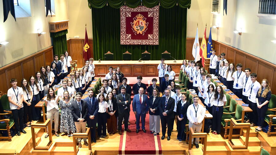 Foto de grupo das persoas participantes do programa Bolsas Europa. Foto: Santi Alvite