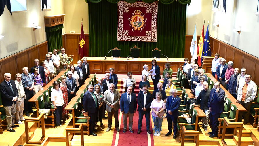 O reitor presidiu a recepción o persoal que se xubilou este curso. Foto: Santi Alvite