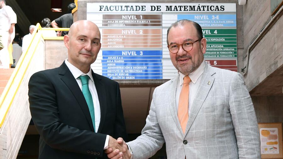 O decano Alberto Cabada e o reitor Antonio López saúdanse momentos antes da toma de posesión. Foto: Santi Alvite