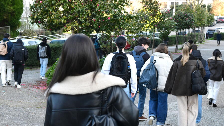 Entre os obxectivos que persegue o congreso atópase o de identificar problemáticas e áreas de mellora na inclusión e atención á diversidade. Imaxe de arquivo de estudantado polo campus. FOTO: Santi Alvite