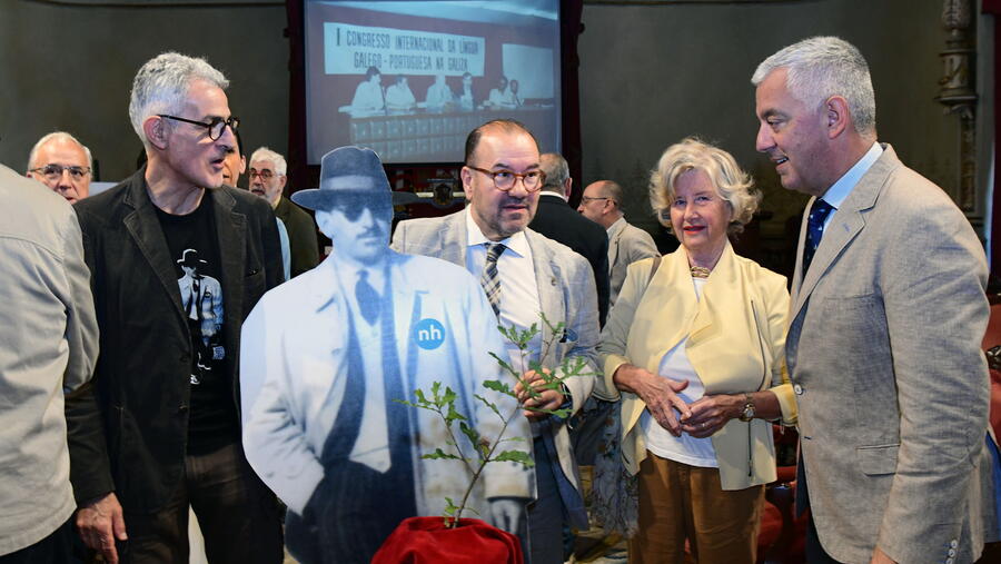 De esquerda a dereita, Carlos Quiroga, Antonio López, María Victoria Carvalho (filla do homenaxeado) e Valentín García. Foto: Santi Alvite