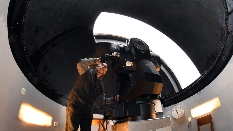 O centro, que conserva en perfecto estado de uso o refractor centenario de Ramón María Aller, mestura  instrumental histórico con recentes adquisicións de telescopios e receptores. FOTO: Santi Alvite