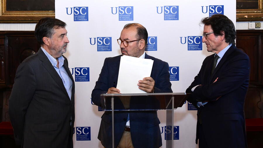 O acordo asinárono o reitor Antonio López, o presidente da AGEF, José Bernardo Silveira Martín, e o secretario xeral e do Consello de INDITEX, Javier Monteoliva. Foto: Santi Alvite