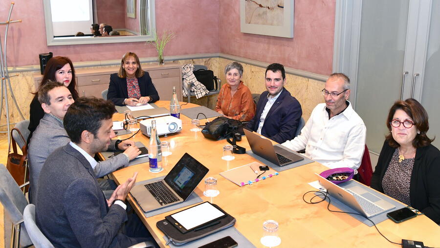 A xuntanza do luns na Casa de Europa presidiuna a vicerreitora de Internacionalización. Foto: Santi Alvite