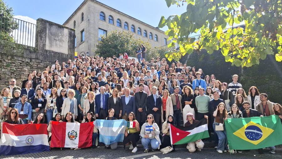 Na xornada participaron preto de 300 estudantes procedentes de cincuenta países. Foto: Santi Alvite