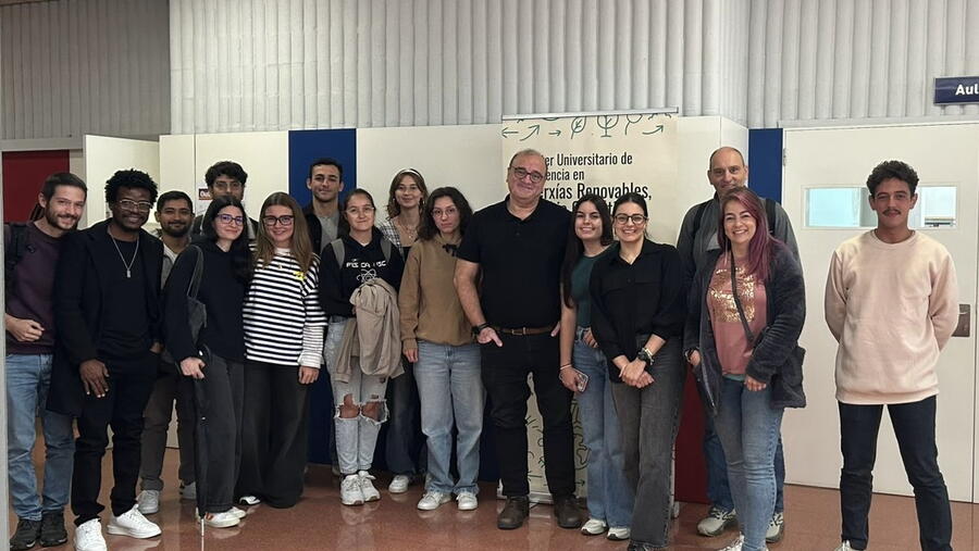 Antonio Turiel, no centro da imaxe, xunto a participantes na charla coloquio celebrada na USC