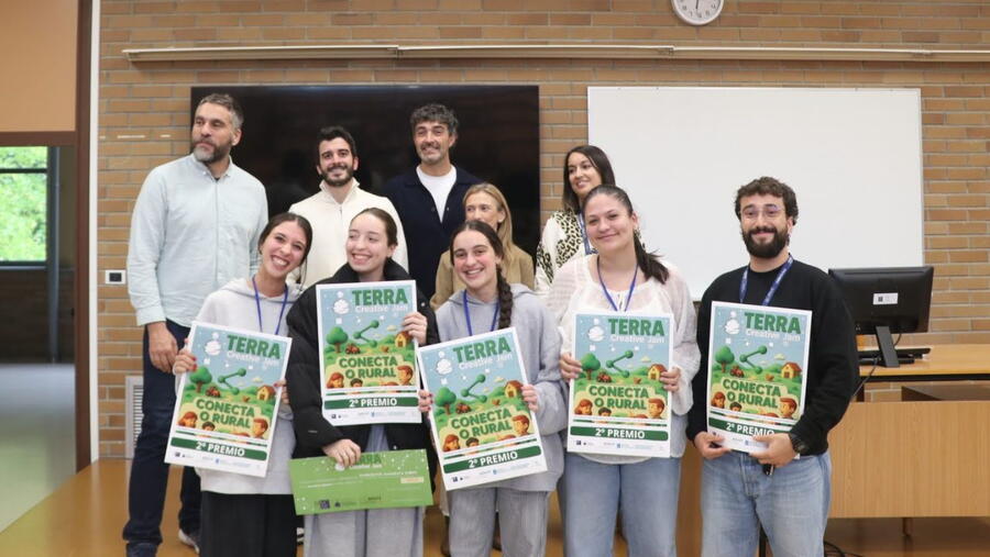 Las cuatro integrantes del proyecto Costureta, con el segundo premio del Terra Creative Jam