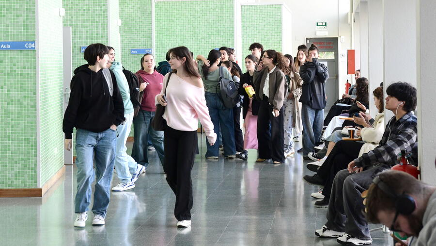Estudantes polos pasillos de Filoloxía. Foto: Santi Alvite