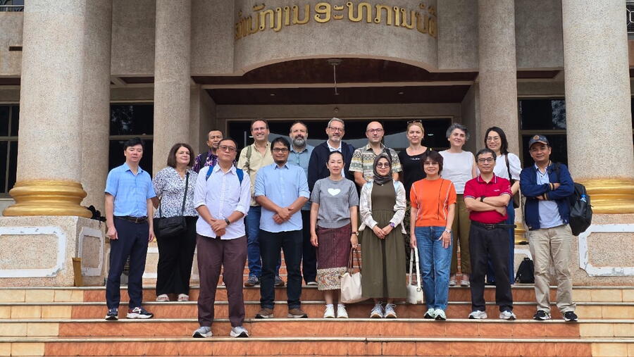 Foto de grupo de representantes do proxecto na visita en Laos
