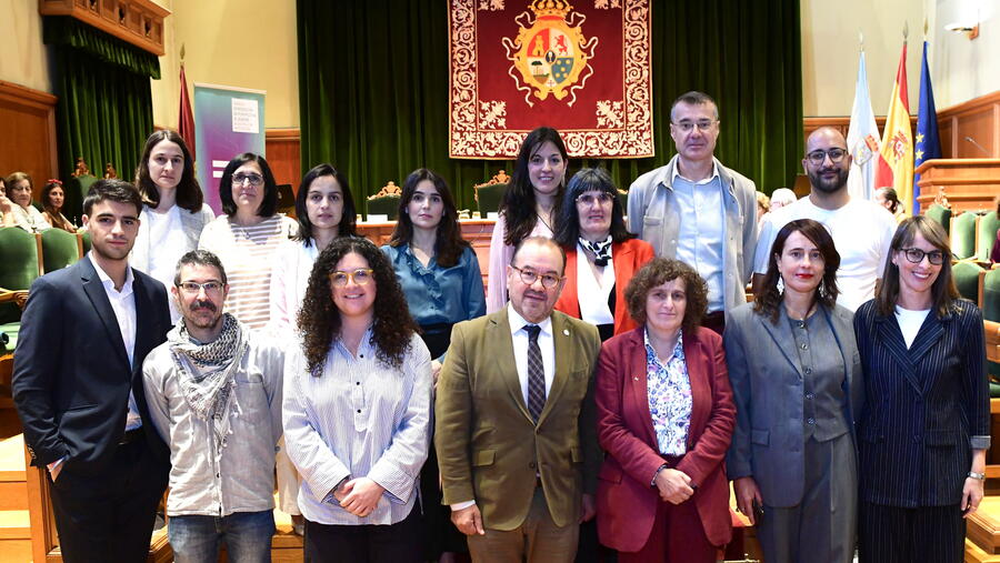 Foto de grupo das persoas premiadas coas autoridades. Foto: Santi Alvite