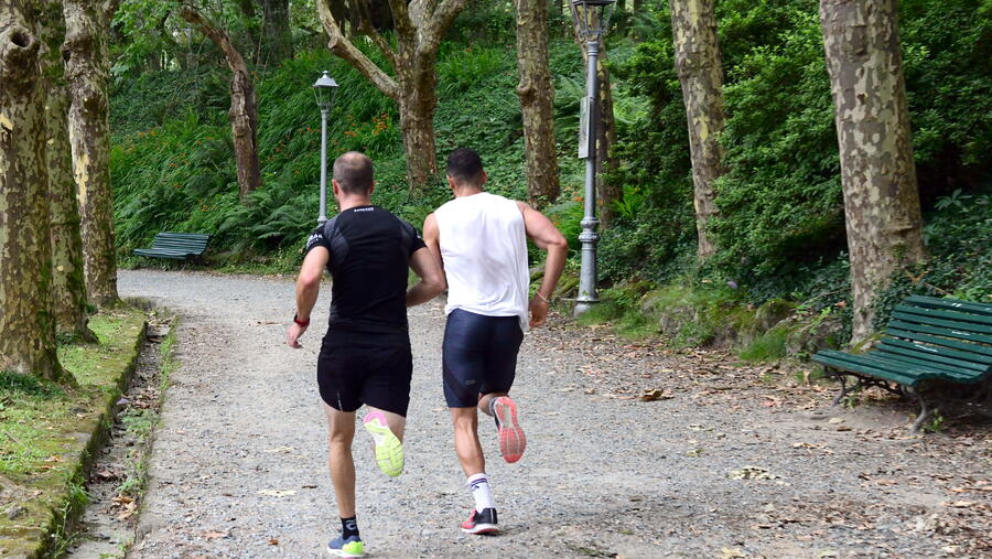 O estudantado que realiza exercicio de forma intensa (especialmente os que o practican a diario) mostran unha menor vulnerabilidade a condutas nomofóbicas. FOTO: Santi Alvite