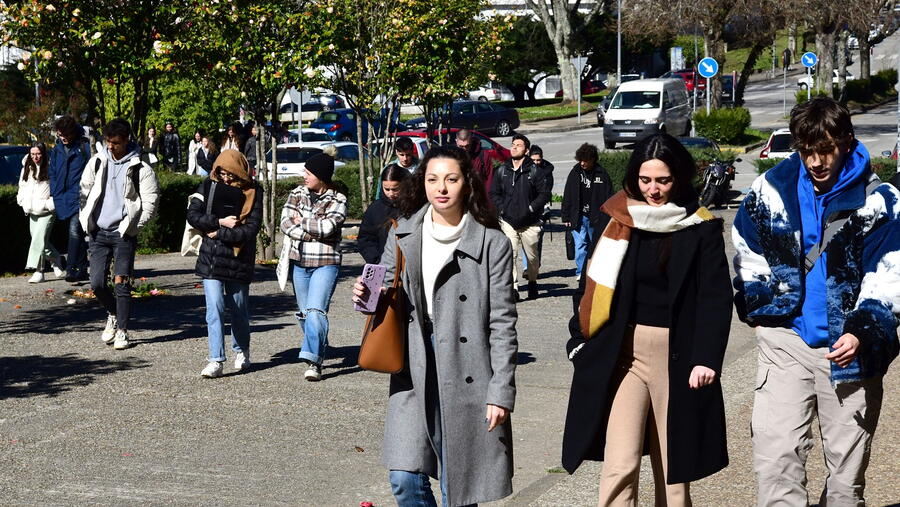 Estudantes polo campus de Santiago. Foto: Santi Alvite