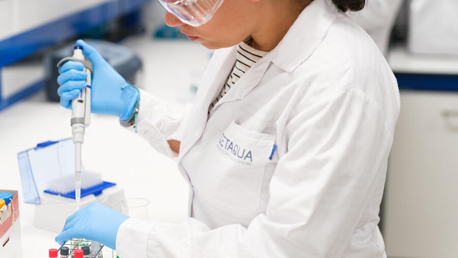 Tamara Casero nun laboratorio de Cetaqua