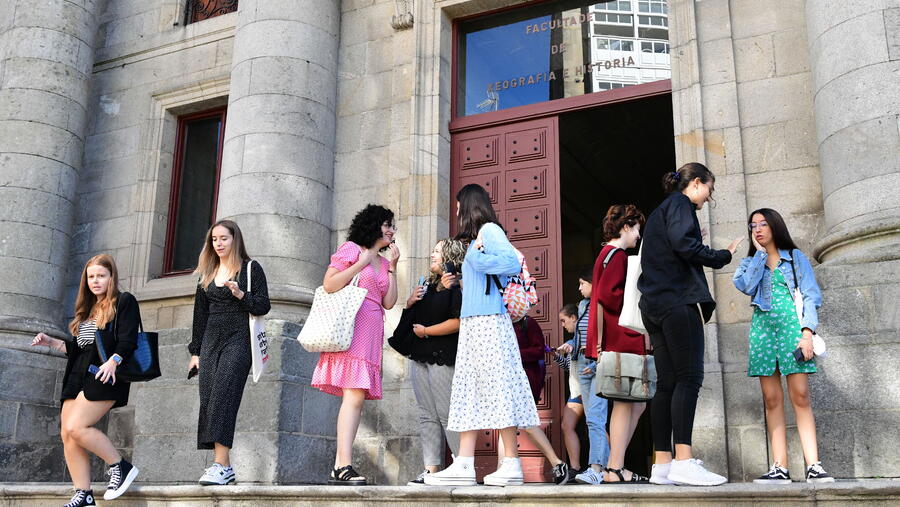 Estudantado diante da Facultade de Xeografía e Historia. FOTO: Santi Alvite