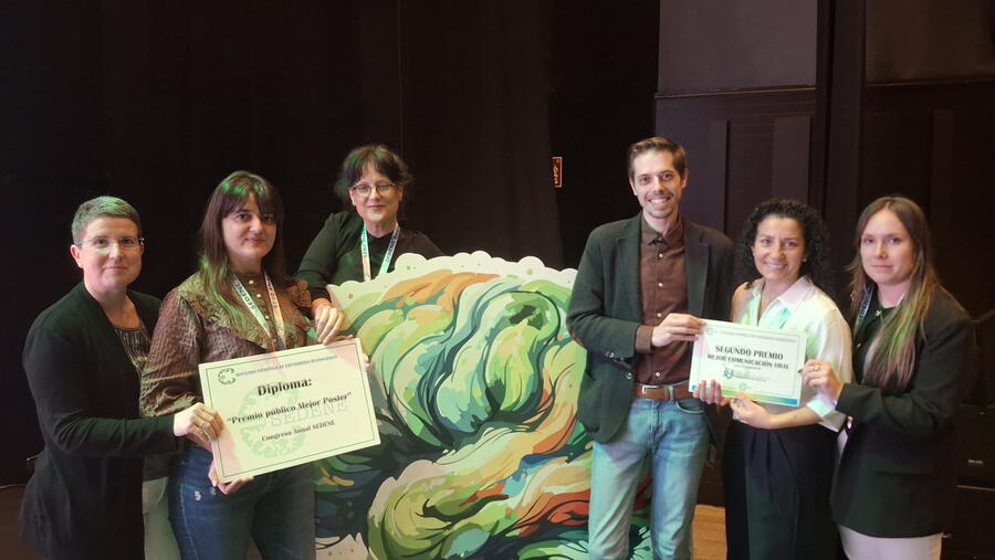 Recollida do Premio público ao Mellor Póster e do Segundo Premio á mellor comunicación oral por parte do comité científico. De esquerda a dereita: Charo Marín, Eva Gómez, Irene Núñez, Rubén Pego, Lourdes Bermello e Laura Prieto.