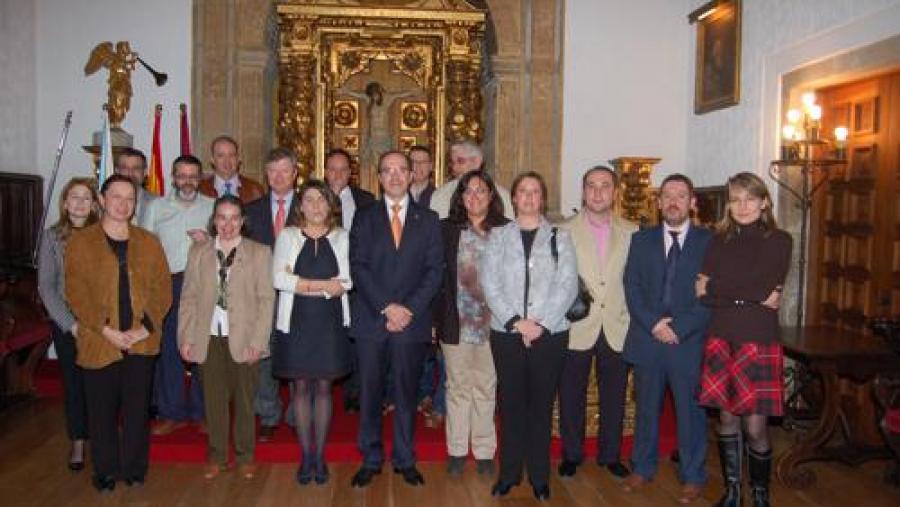 O novo equipo decanal de Ciencias Económicas e Empresariais xunto con integrantes do Consello de Dirección da USC