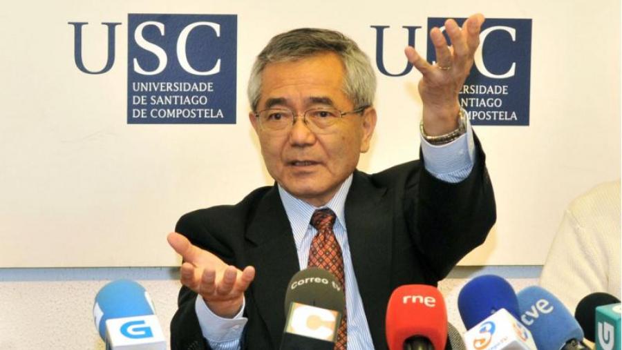 Ei-ichi Negishi, nun instante das súas explicacións ante os medios de comunicación