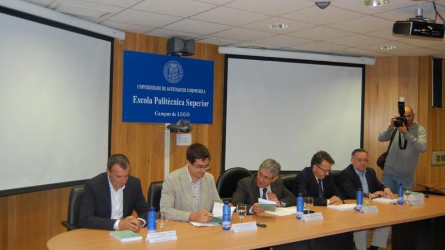 De esquerda a dereita, Manuel Núñez Singala, Mario Outeiro, Pedro García Herradón, Javier Bueno e Antonio Rigueiro, durante a presentación do  do Servizo de Normalización Lingüística da USC