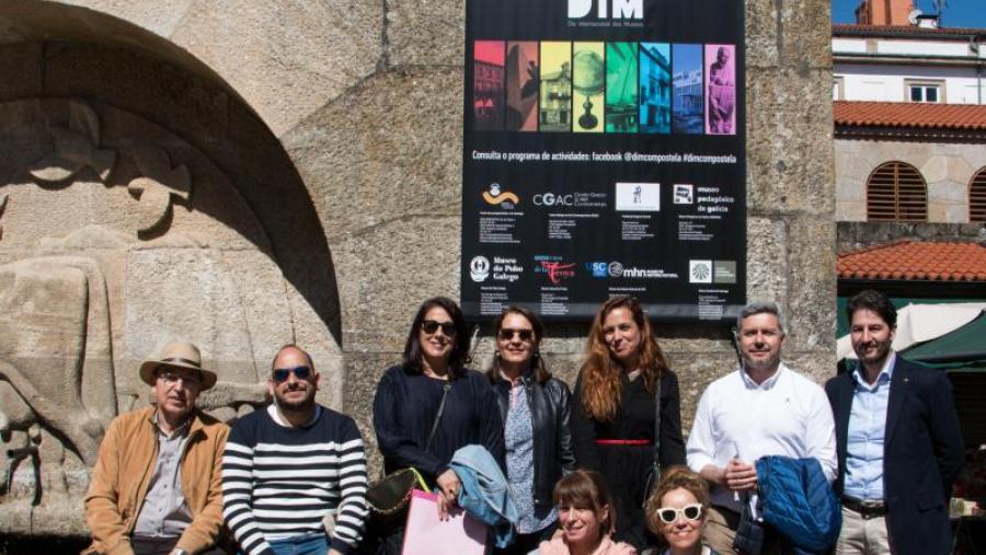 Representantes das institucións participantes no Día Internacional dos Museos en Compostela. Foto: MV