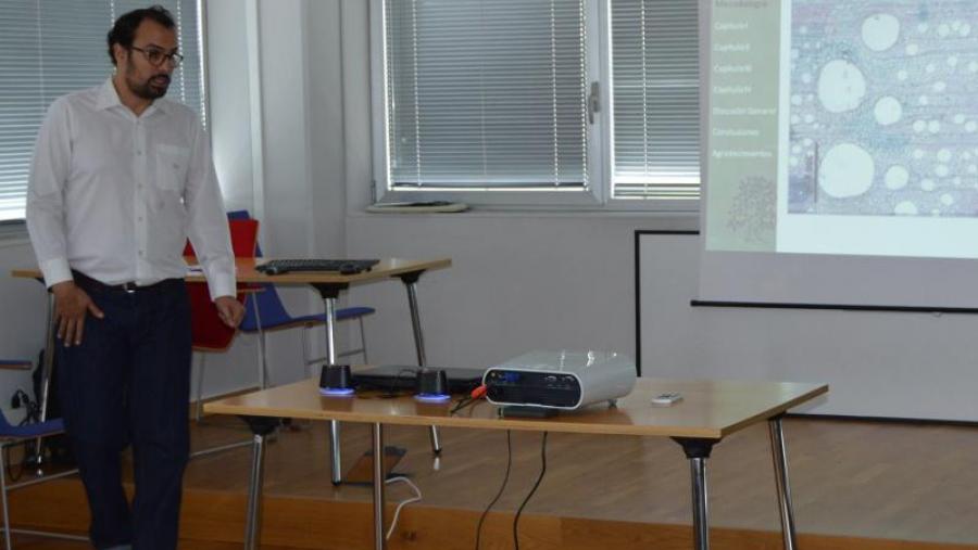 Guillermo Guada, na presentación da súa tese de doutoramento no edificio Cactus