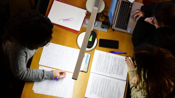 A USC acolleu este curso tres bolseiras procedentes de Gambia, Marrocos e Nixeria que están a cursar estudos de mestrado na institución compostelá. Imaxe de arquivo dunha biblioteca compostelá. FOTO: Santi Alvite