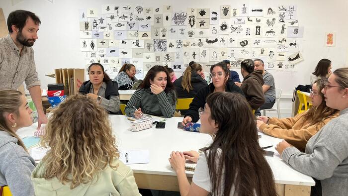 Fran Núñez traballando con estudantado do Campus de Lugo